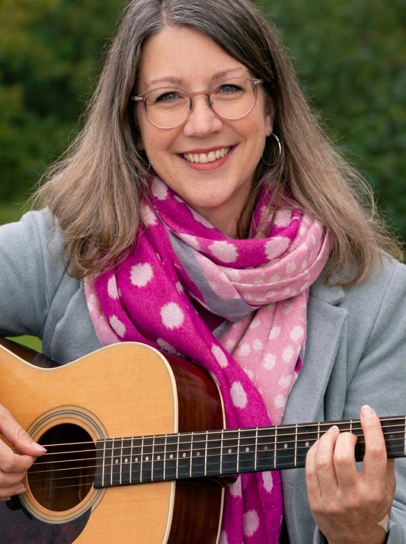 Katrin Scheller, Gastgeberin und Gitarrenlehrerin